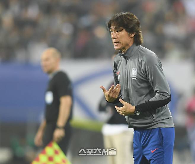 홍명보 감독이 15일 용인 미르스타디움에서 열린 2026 FIFA 북중미 월드컵 아시아 3차 예선 이라크와 경기에서 작전지시를 하고 있다. 2024. 10. 15. 용인 | 최승섭기자 thunder@sportsseoul.com