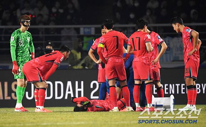 20일 고양종합운동장에서 열린 2026 FIFA 북중미 월드컵 아시아지역 3차 예선 대한민국과 오만의 경기. 이강인이 거친 태클에 넘어진 뒤 통증을 호소하고 있다. 고양=박재만 기자 pjm@sportschosun.com/2025.03.20/