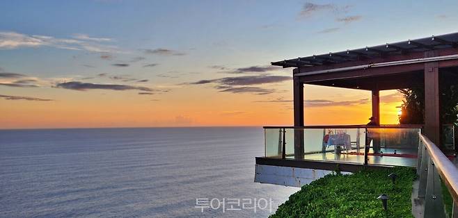 더엣지 클리프바의 일몰 풍경