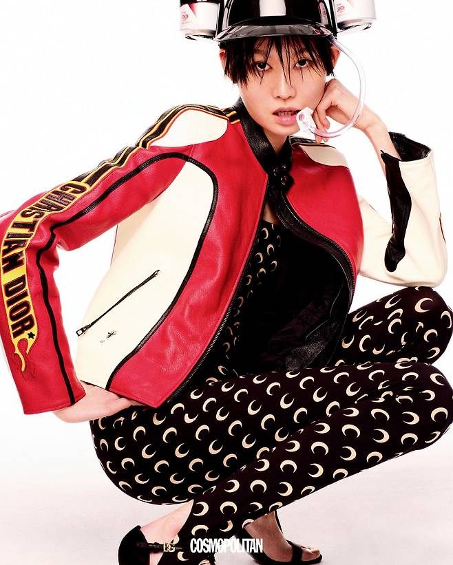 바이커 재킷 가격미정 Dior. 튜브톱, 레깅스 모두 가격미정 Marine Serre. 샌들 힐 1백40만원 Dolce&Gabbana.