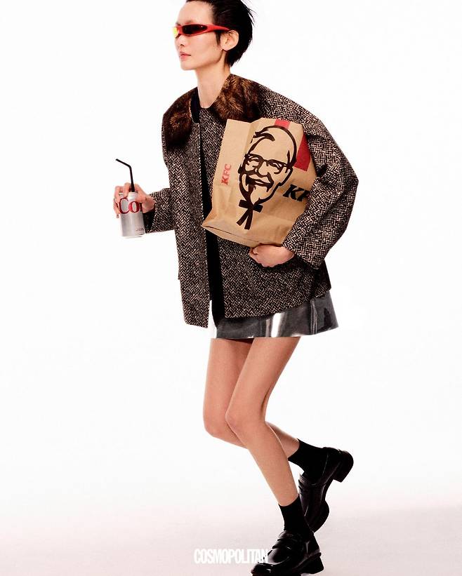 재킷, 스웨터, 미니스커트, 로퍼 모두 가격미정 Prada. 선글라스 72만원 Balenciaga. 양말 에디터 소장품.