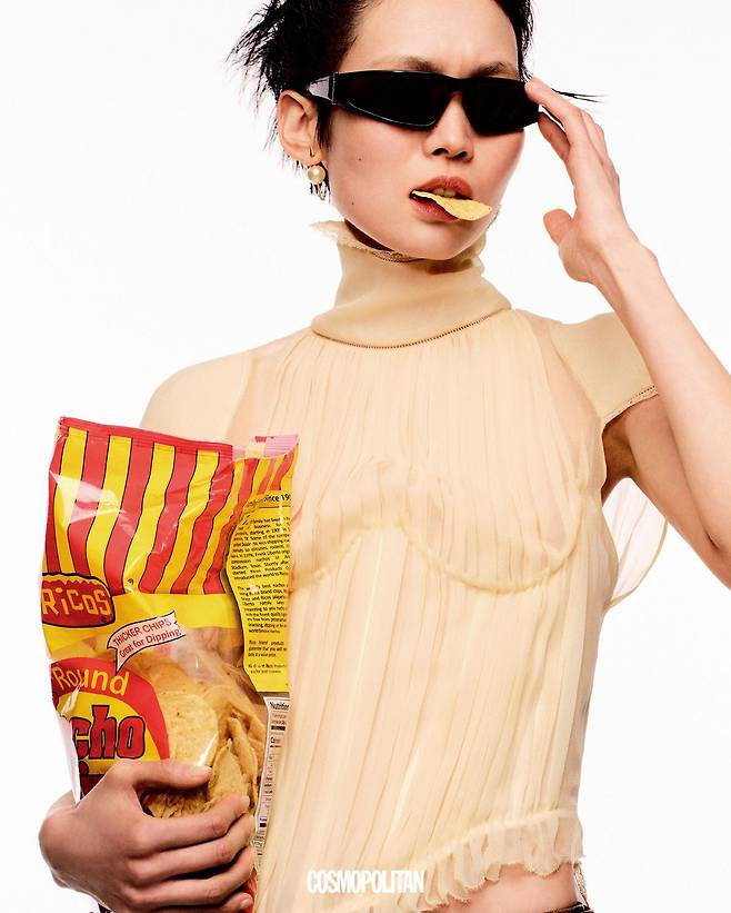 블라우스, 레더 스커트, 선글라스, 벨트 모두 가격미정 McQueen. 귀고리 가격미정 Dior.