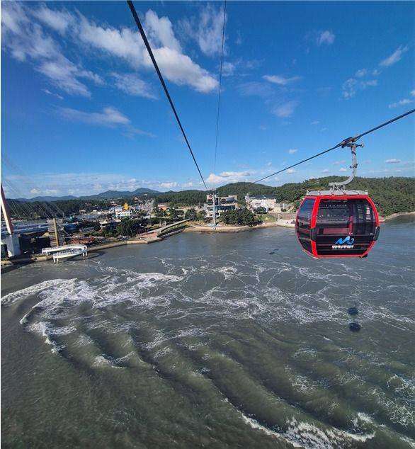 전라우수영관광지 명량해상케이블카. 아래로 울돌목의 세찬 물살이 보인다.