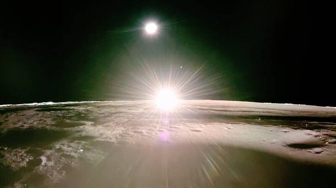 달에서 일몰이 시작되는 순간. 녹색 후광이 뚜렷하다. 파이어플라이 에어로스페이스 제공