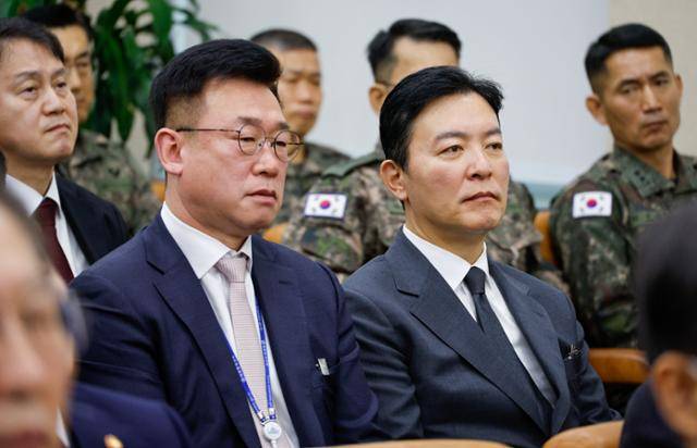 김성훈(앞줄 오른쪽) 대통령경호처 차장과 이광우(왼쪽) 경호본부장이 1월 22일 서울 여의도 국회의사당에서 열린 '윤석열 정부의 비상계엄 선포를 통한 내란 혐의 진상 규명 국정조사' 1차 청문회에 출석해 한덕수 총리 답변을 듣고 있다. 뉴스1