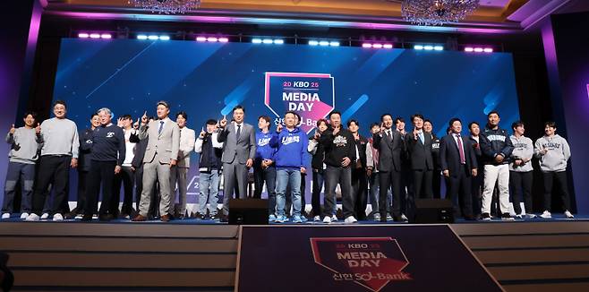 20일 오후 서울 잠실 롯데호텔월드에서 열린 2025 신한 SOL Bank KBO 미디어데이&팬페스트. 10개 구단 감독들과 선수들이 포토타임을 갖고있다. 잠실=정시종 기자 capa@edaily.co.kr /2025.03.20.
