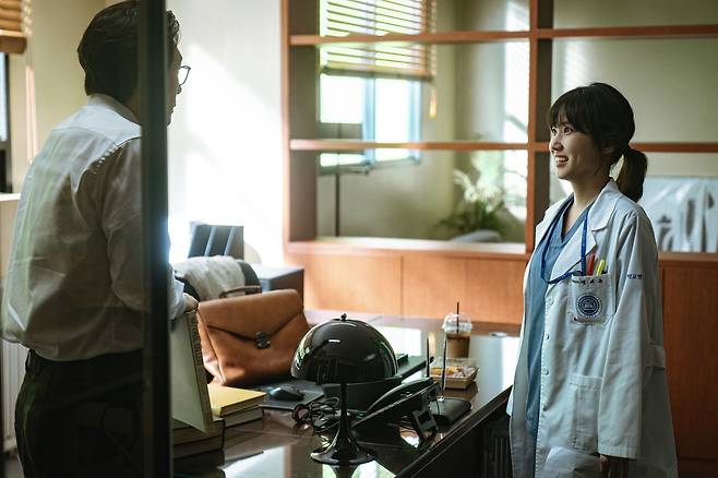 Sul Kyung-gu (left) and Park Eun-bin in "Hyper Knife" (Disney+)