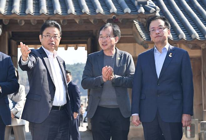 이철우 지사(왼쪽)와 최상목 권한대행(오른쪽)이 경주 관광시설을 둘러보고 있다. 경북도 제공.