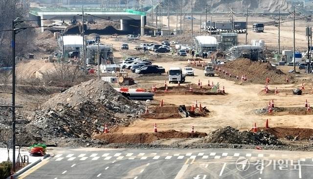 오는 6월 개통 예정인 인천도시철도 1호선 검단연장선 종점인 검단호수공원역 주변 도로와 인도 공사가 늦어지고 있어 개통 후에도 시민들의 불편이 우려되고 있다. 사진은 지난 12일 인천 서구 1호선 검단연장선 도로가 검단호수공원역 앞에서 끊어져 있는 모습. 경기일보DB