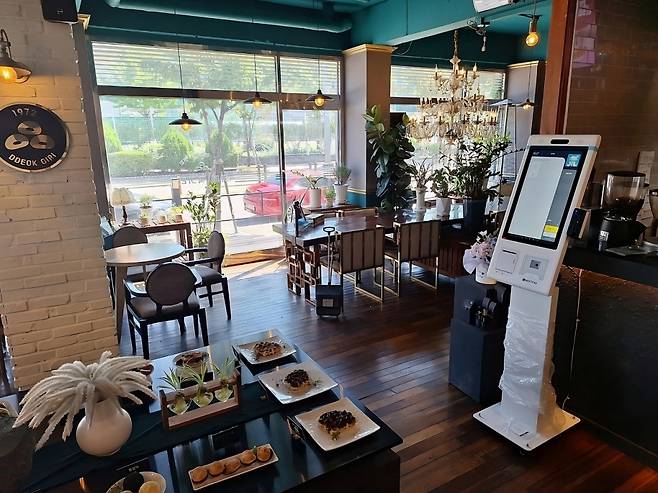 오른쪽에 배어프리 키오스크가 설치된 부천 '떡기리' 매장./사진=소진공 제공