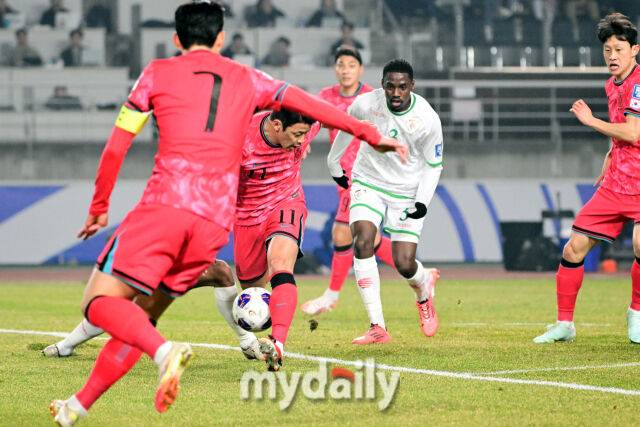 대한민국 축구대표팀 황희찬이 20일 오후 경기도 고양종합운동장에서 진행된 '2026 국제축구연맹(FIFA) 북중미 월드컵 아시아지역 최종예선' 오만과의 경기에서 돌파를 하고 있다. B조에 속해 있는한국은 4승 2무, 승점 14로 조 선두를 달리고 있다. 2위는 이라크(승점 11), 3위는 요르단(승점 9)이다.한국이 이번 2연전에서 2승을 거두면 북중미 월드컵 본선진출을 조기에 확정한다.