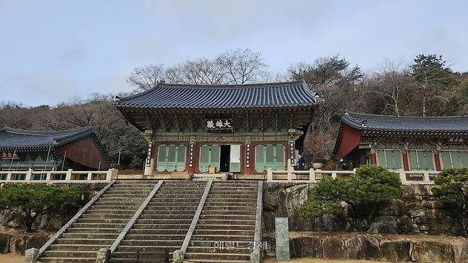 대웅전과 양옆에 있는 관음전, 지장전