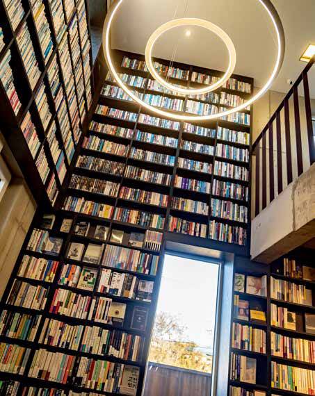 오마이북 내부. 이곳에서는 카페에서 책 한 권을 다 읽고 가는 손님도 제법 많은 편이다.