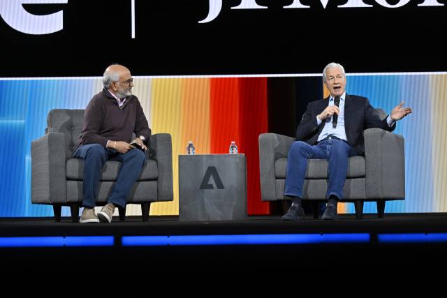 샨타누 나라옌(왼쪽) 어도비 최고경영자(CEO)와 제이미 다이먼 JP모건 체이스 CEO가 기조연설을 하고 있다. 사진 제공=어도비