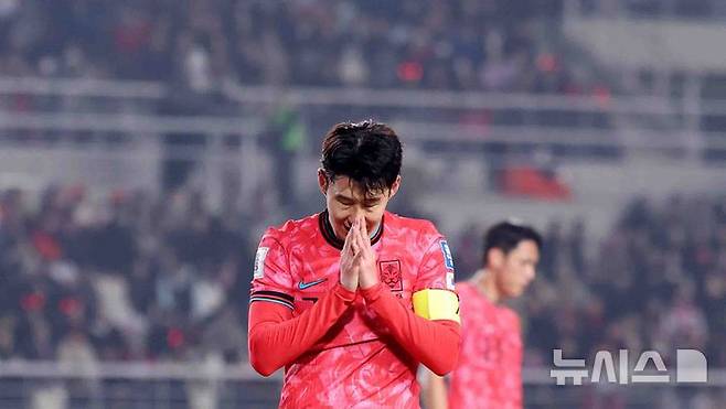 아쉬워하는 손흥민. /사진=뉴시스 제공