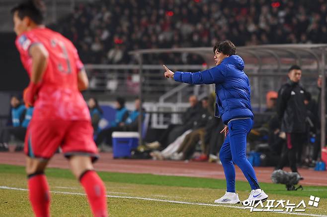 홍명보 감독이 이끄는 대한민국 축구대표팀은 20일 고양종합운동장에서 열린 2026 월드컵 아시아 3차예선 B조 7차전 오만과의 홈 경기에서 전반 41분 황희찬이 선제골을 터트렸으나 후반 35분 알리 알 부사이디에 통한의 동점포를 내주고 1-1로 비겼다. 이날 무승부로 지난해 11월 약체 팔레스타인과의 원정 경기에 이어 월드컵 3차예선 두 경기 연속 무승부를 기록하는 부진에 빠졌다. 한국은 4승 3무(승점 15)로 무패 행진을 질주하며 B조 선두를 지키긴 했으나 B조 2위 이라크(승점 11), 3위 요르단(승점 9)에 추격의 빌미를 내줬다. 이날 무승부로 한국은 이달 홈 2연전에서 본선행 조기 확정에 성공하겠다는 계획에 큰 차질을 빚었다. 고양, 고아라 기자