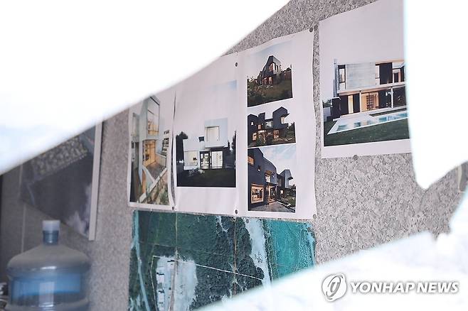 적막함 흐르는 강원 고성군 한 타운하우스 (강원 고성=연합뉴스) 류호준 기자 = 지난 17일 강원 고성군 토성면 원암리 한 타운하우스가 텅 빈 채 적막함이 흐르고 있다.
이 땅의 소유주는 토지수용보상금 30억원 중 10%를 떼어주겠다며 실시설계 용역회사 소속 노선 설계 담당자에게 '노선 변경'을 청탁하고 2억원을 건넨 사실이 발각돼 처벌받았다. 2025.3.20 ryu@yna.co.kr