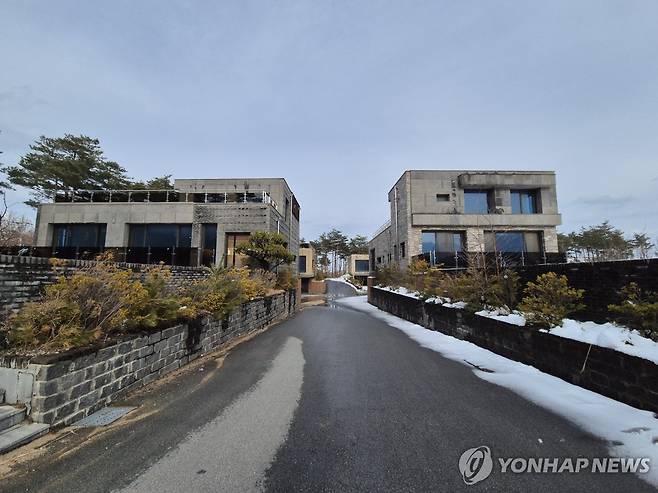 강원 고성군 한 타운하우스 전경 (강원 고성=연합뉴스) 류호준 기자 = 지난 17일 강원 고성군 토성면 원암리 한 타운하우스 4개 동이 텅 빈 채 방치돼 있다.
이 땅의 소유주는 토지수용보상금 30억원 중 10%를 떼어주겠다며 실시설계 용역회사 소속 노선 설계 담당자에게 '노선 변경'을 청탁하고 2억원을 건넨 사실이 발각돼 처벌받았다. 2025.3.20 ryu@yna.co.kr