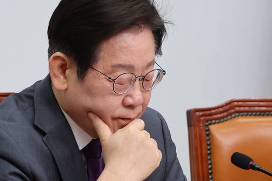 이재명 더불어민주당 대표가 21일 서울 여의도 국회에서 열린 최고위원회의에서 발언을 듣던 중 잠시 생각에 잠겨 있다. 〈사진=연합뉴스〉