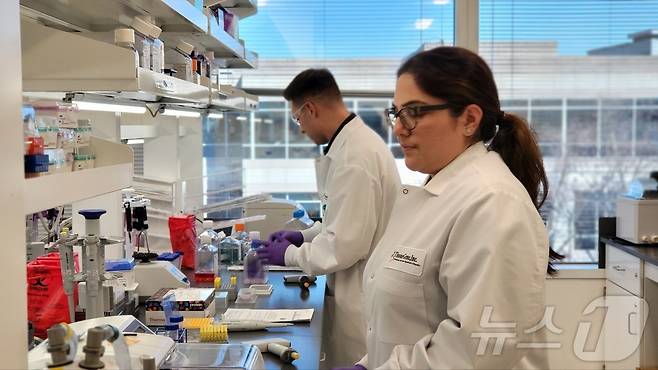 11일(현지시간) 미국 메릴랜드주 코오롱티슈진 본사에서 직원들이 연구활동을 하고 있다. ⓒ News1 류정민 특파원