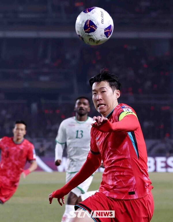 20일 오후 경기 고양시 고양종합운동장에서 열린 '2026 국제축구연맹(FIFA) 북중미 월드컵 아시아 지역 3차 예선 B조 7차전' 대한민국과 오만의 경기, 손흥민이 볼을 쫓아가고 있다. 사진┃뉴시스