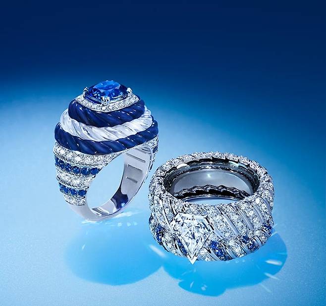 (왼쪽)무슈 프레드 아이디얼 라이트 엔들리스 호라이즌 칵테일 링. (오른쪽) 무슈 프레드 아이디얼 라이트 엔들리스 호라이즌 숏 테크리스.