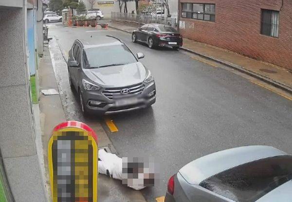 A씨가 아이를 안고 넘어지는 모습.ⓒA씨 인스타그랩 캡처