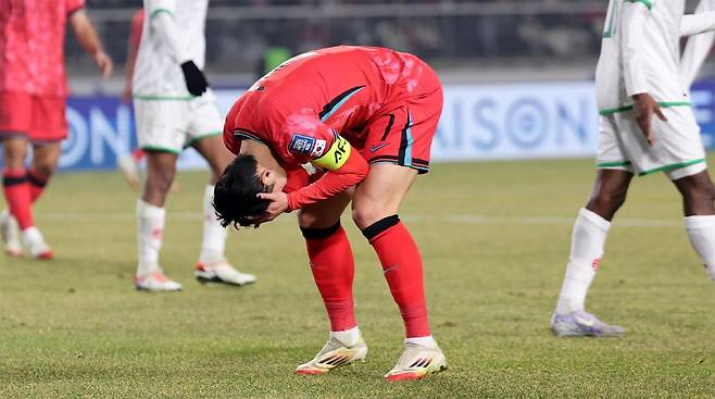 한국 축구대표팀 주장 손흥민이 20일 경기 고양종합운동장에서 열린 2026 북중미 월드컵 아시아 3차 예선 7차전 오만과의 안방경기에서 골 찬스를 놓친 뒤 두 손으로 머리를 싸매며 아쉬워하고 있다. 한국은 이날 골 결정력 부족으로 1-1 무승부를 기록했다. 고양=뉴스1