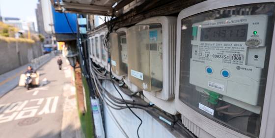 한국전력공사가 오는 21일 2분기 전기요금을 결정한다. 최근 4년간 누적 영업적자가 34.7조원 규모여서 인상요인은 여전하지만, 지난해 수익성이 다소 회복된 만큼 동결 가능성이 우세하다. '전기요금 동결' 가능성의 배경에는 최근 물가 상승 압박, 요금 결정의 키(Key)를 쥔 국내 정치 상황의 불확실성이 있다. 20일 서울 시내 상가밀집지역에 설치된 전기 계량기의 모습. 뉴스1