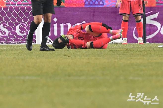 이강인이 20일 경기도 고양종합운동장에서 열린 2026 국제축구연맹(FIFA) 북중미 월드컵 아시아 지역 3차 예선 대한민국 대 오만 경기에서 발목 통증을 호소하고 있다. 류영주 기자