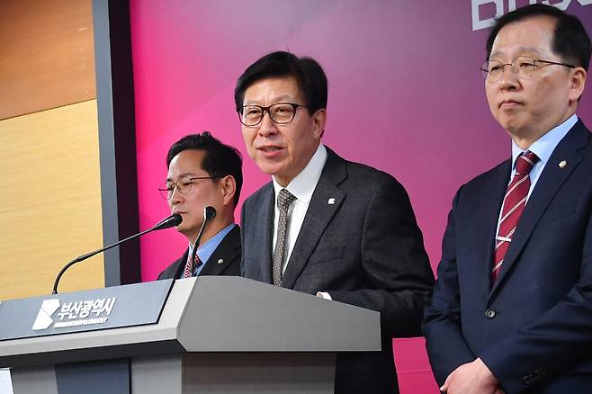 박형준 부산시장이 21일 시청에서 기자회견을 열고 부산도시철도 부산항선 건설 계획을 발표하고 있다. ⓒ부산시