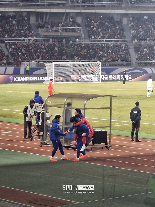 ▲ 부상을 당한 뒤 그라운드를 빠져나가는 이강인 ⓒ장하준 기자