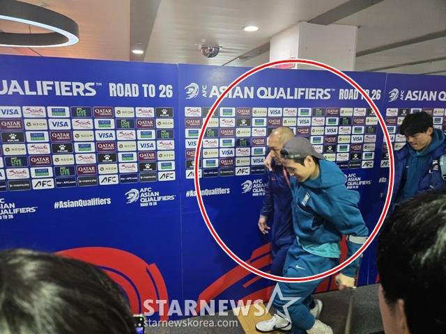 믹스드존에서 목발을 짚은 채 빠져나가는 이강인의 모습(빨간원). /사진=이원희 기자