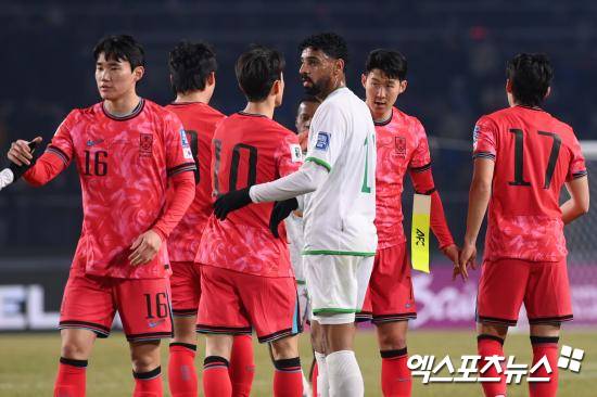 일본 매체 풋볼채널이 21일 한국이 오만에게 덜미를 잡힌 소식을 전하면서 한국의 2026 국제축구연맹(FIFA) 북중미 월드컵 본선 도전이 삐걱거린 것에 대한 한국의 반응을 소개했다. 고양, 고아라 기자