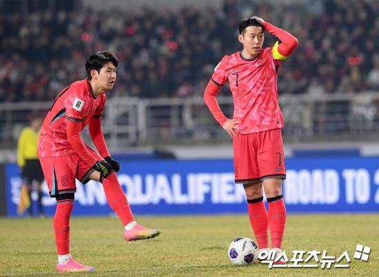 일본 매체 풋볼채널이 21일 한국이 오만에게 덜미를 잡힌 소식을 전하면서 한국의 2026 국제축구연맹(FIFA) 북중미 월드컵 본선 도전이 삐걱거린 것에 대한 한국의 반응을 소개했다. 고양, 고아라 기자