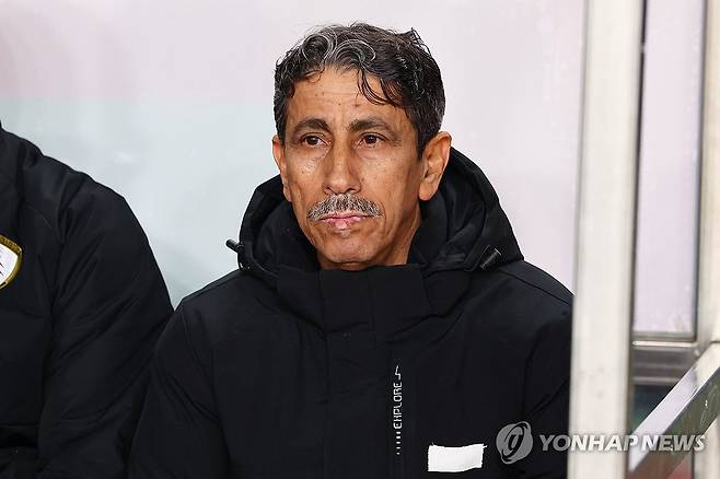 경기 시작 기다리는 오만 라시드 자베르 감독 (고양=연합뉴스) 서대연 기자 = 20일 경기도 고양종합운동장에서 열린 2026 북중미 월드컵 아시아 3차 예선 B조 7차전 대한민국과 오만의 경기.
오만 라시드 자베르 감독이 경기 시작을 기다리고 있다. 2025.3.20 dwise@yna.co.kr