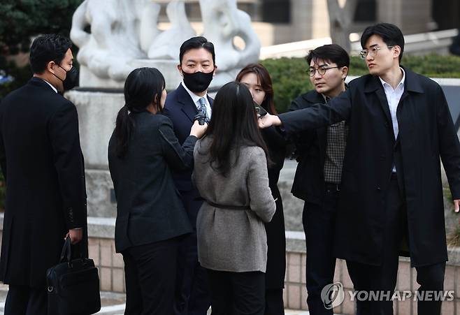 김성훈 경호처 차장 영장심사 출석 (서울=연합뉴스) 김인철 기자 = 윤석열 대통령 체포 방해 혐의를 받는 김성훈 대통령경호처 차장이 21일 서울 마포구 서울서부지방법원에서 구속 전 피의자 심문(영장실질심사)을 위해 출석하며 취재진의 질문을 받고 있다. 2025.3.21 yatoya@yna.co.kr
