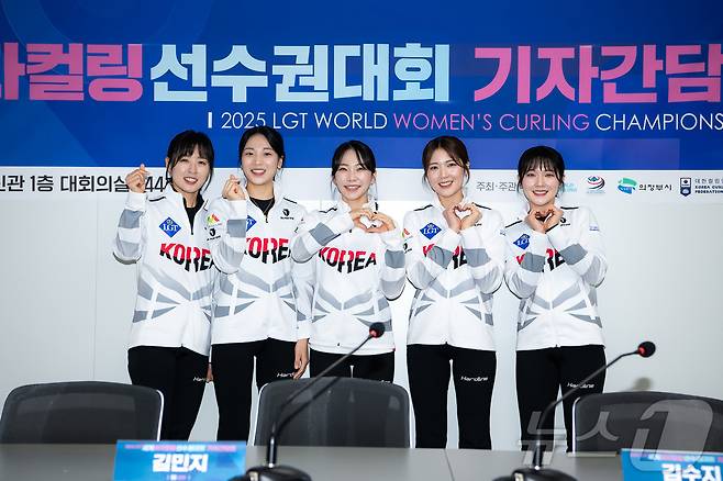 12일 오전 서울 송파구 올림픽회관 신관 대회의실에서 열린 2025 LGT 세계 여자컬링 선수권대회 기자간담회에서 여자 컬링 대표팀 선수들이 기념촬영을 하고 있다. 왼쪽부터 김은지, 김민지, 김수지, 설예지, 설예은. (LGT 세계여자컬링선수권대회 조직위원회 제공. 재판매 및 DB 금지) 2025.3.12/뉴스1 ⓒ News1 김성진 기자