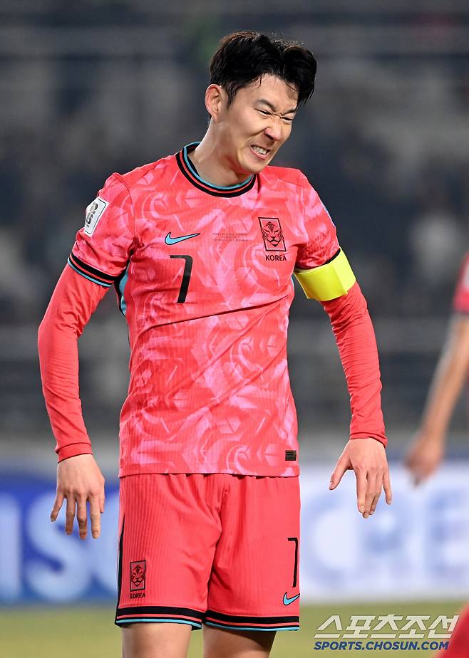 20일 고양종합운동장에서 열린 대한민국과 오만의 2026 북중미 월드컵 아시아지역 3차 예선, 손흥민이 슛팅 찬스를 놓친 후 아쉬워하고 있다. 고양=허상욱 기자wook@sportschosun.com/2025.03.20/