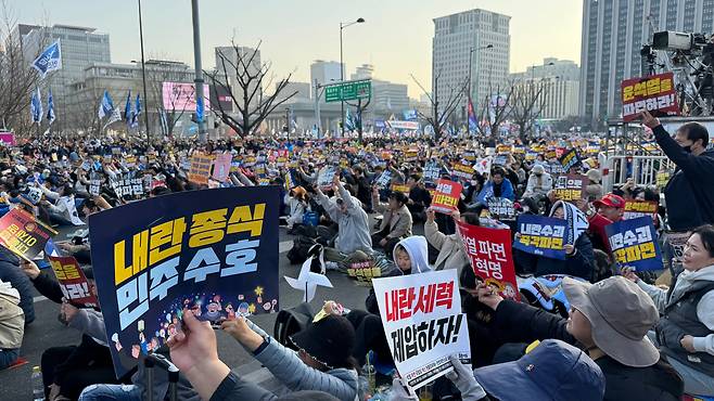 22일 오후 윤석열즉각퇴진·사회대개혁 비상행동(비상행동)이 주최한 탄핵 찬성 집회에서 참가자들이 손팻말을 들어보이고 있다. /김도균 기자