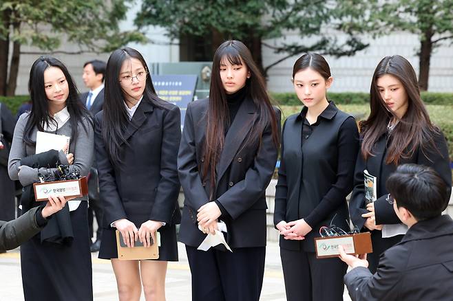 그룹 뉴진스(왼쪽부터 하니, 민지, 혜인, 해린, 다니엘)가 7일 서울 서초구 서울중앙지방법원에서 어도어 측이 멤버들을 상대로 제기한 ‘기획사 지위보전 및 광고계약 체결 등 금지’ 가처분 첫 심문기일을 마친 후 취재진 질문에 답하고 있다. /뉴스1