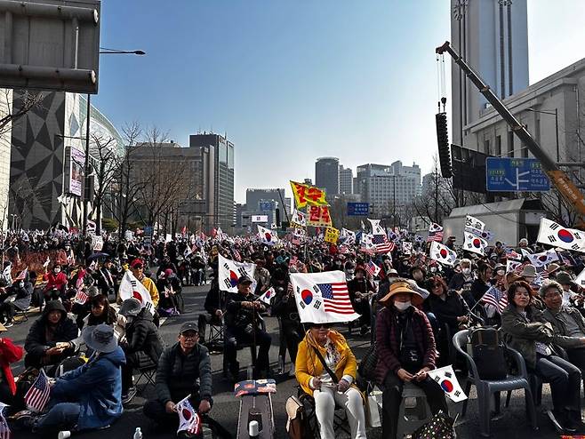 22일 윤석열 대통령 탄핵 반대 집회에 참석한 인원들이 태극기와 성조기를 흔들고 있다. 사진=정경수 기자