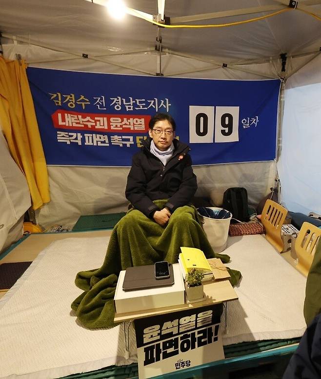 3월17일 밤 서울 경복궁역 앞 천막 농성장에서 단식 농성을 하고 있는 김경수 전 경남도지사. 류우종 기자 wjryu@hani.co.kr