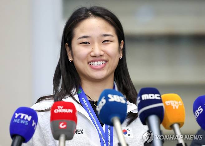 인터뷰하는 안세영_(영종도=연합뉴스) 이정훈 기자 = 세계배드민턴연맹(BWF) 월드투어 슈퍼1000 전영오픈에서 우승한 안세영이 18일 인천국제공항 2터미널을 통해 귀국한 뒤 인터뷰하고 있다. 2025.3.18 uwg806@yna.co.kr