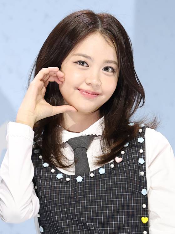 SM엔터테인먼트의 신인 걸그룹 하츠투하츠(Hearts2Hearts) 카르멘이 지난 2월 24일 서울 광진구 예스24 라이브홀에서 가진 첫 싱글 '더 체이스(The Chase)' 발매 쇼케이스에서 포즈를 취하고 있다. 카르멘은 한국 4대 대형 기획사에서 처음으로 데뷔한 인도네시아 출신 아이돌이다. 뉴스1