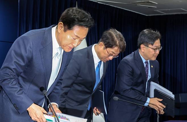 오세훈 서울시장, 박상우 국토교통부 장관이 19일 서울 종로구 정부서울청사에서 열린 주택시장 안정화 방안 브리핑을 마치고 인사하고 있다. 사진=최혁 기자