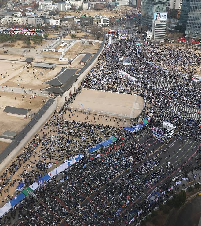 <광화문 가득 채운 ‘성난 민심’> 윤석열 대통령에 대한 헌법재판소의 탄핵심판 선고를 앞두고 윤석열 즉각퇴진·사회대개혁 비상행동 주최로 지난 15일 서울 광화문 앞에서 열린 15차 범시민 대행진 참가자들이 윤 대통령 탄핵을 촉구하고 있다. 이날 탄핵 찬반 단체가 서울 곳곳에서 집회를 벌였다. 성동훈 기자