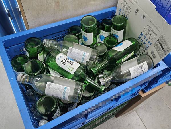 22일 인천 미추홀구 한 편의점. 매장 한쪽 상자에 공병이 어지럽게 쌓여있다. 박기웅기자