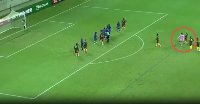 안드레 오나나가 상대 진영까지 넘어가 프리킥에 대해 이야기를 나누고 있다./중계화면