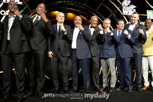 2019년 '챔피언의 밤'에 함께 참석한 타이슨(왼쪽에서 네 번째)과 포먼(왼쪽에서 다섯 번째). /게티이미지코리아